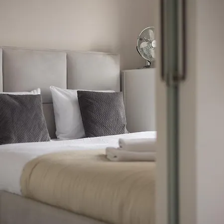 Chmielna Downtown By Bookinghost *