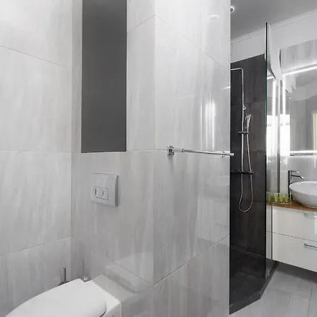 Chmielna Downtown By Bookinghost *